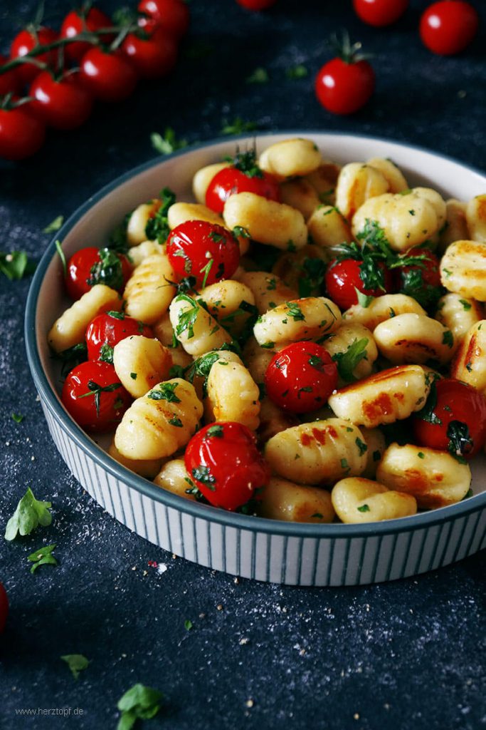 In Petersilienbutter geschwenkte Gnocchi und geschmorte Tomaten