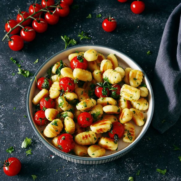 In Petersilienbutter geschwenkte Gnocchi und geschmorte Tomaten