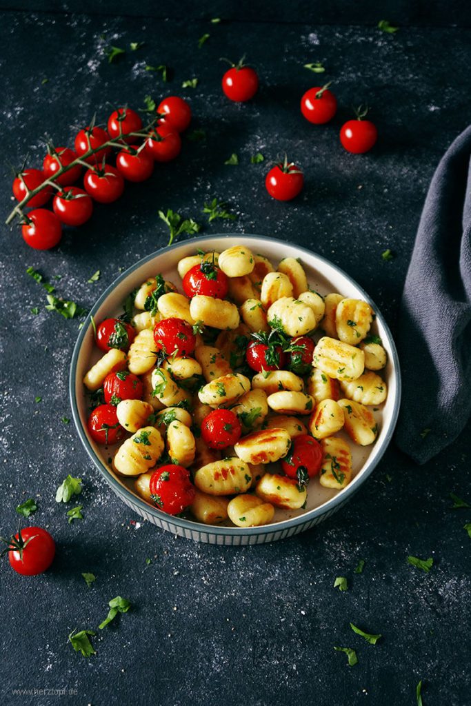 In Petersilienbutter geschwenkte Gnocchi und geschmorte Tomaten