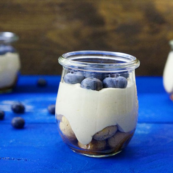 Amarettini Blaubeer Dessert mit Karamellcreme im Glas