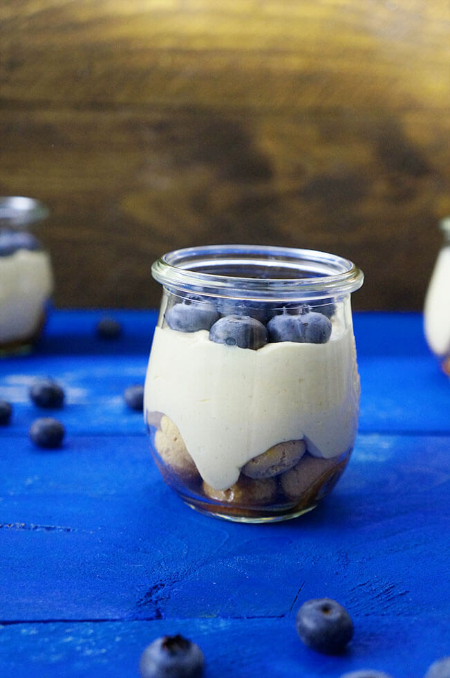 Amarettini Blaubeer Dessert mit Karamellcreme im Glas