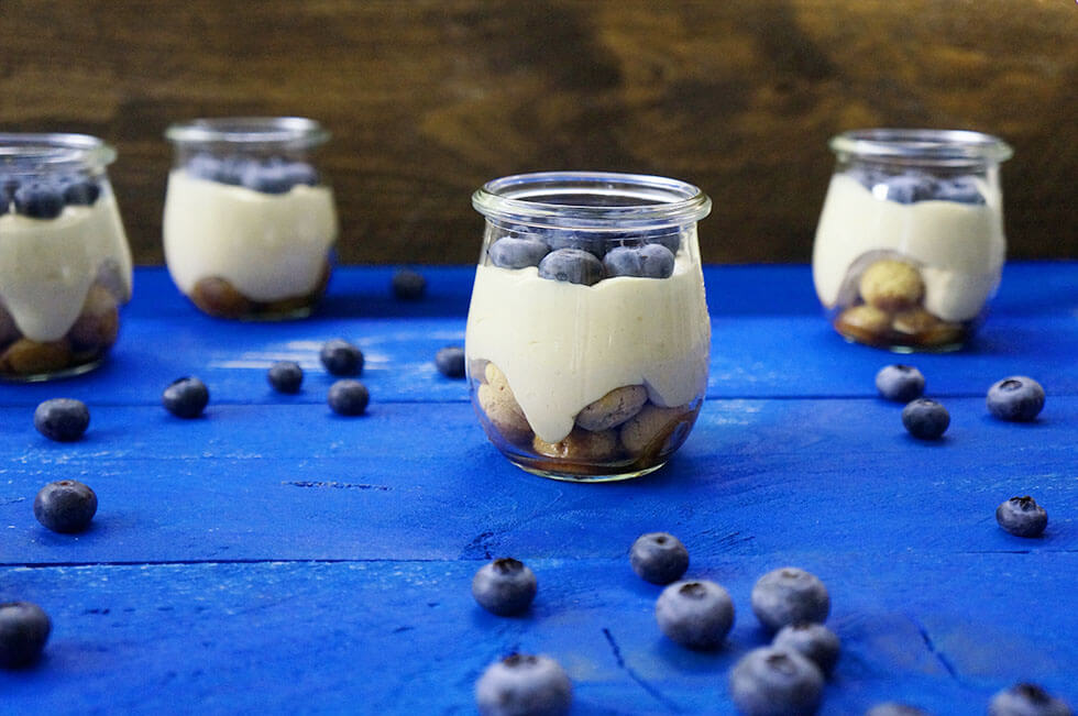 Amarettini Blaubeer Dessert mit Karamellcreme im Glas