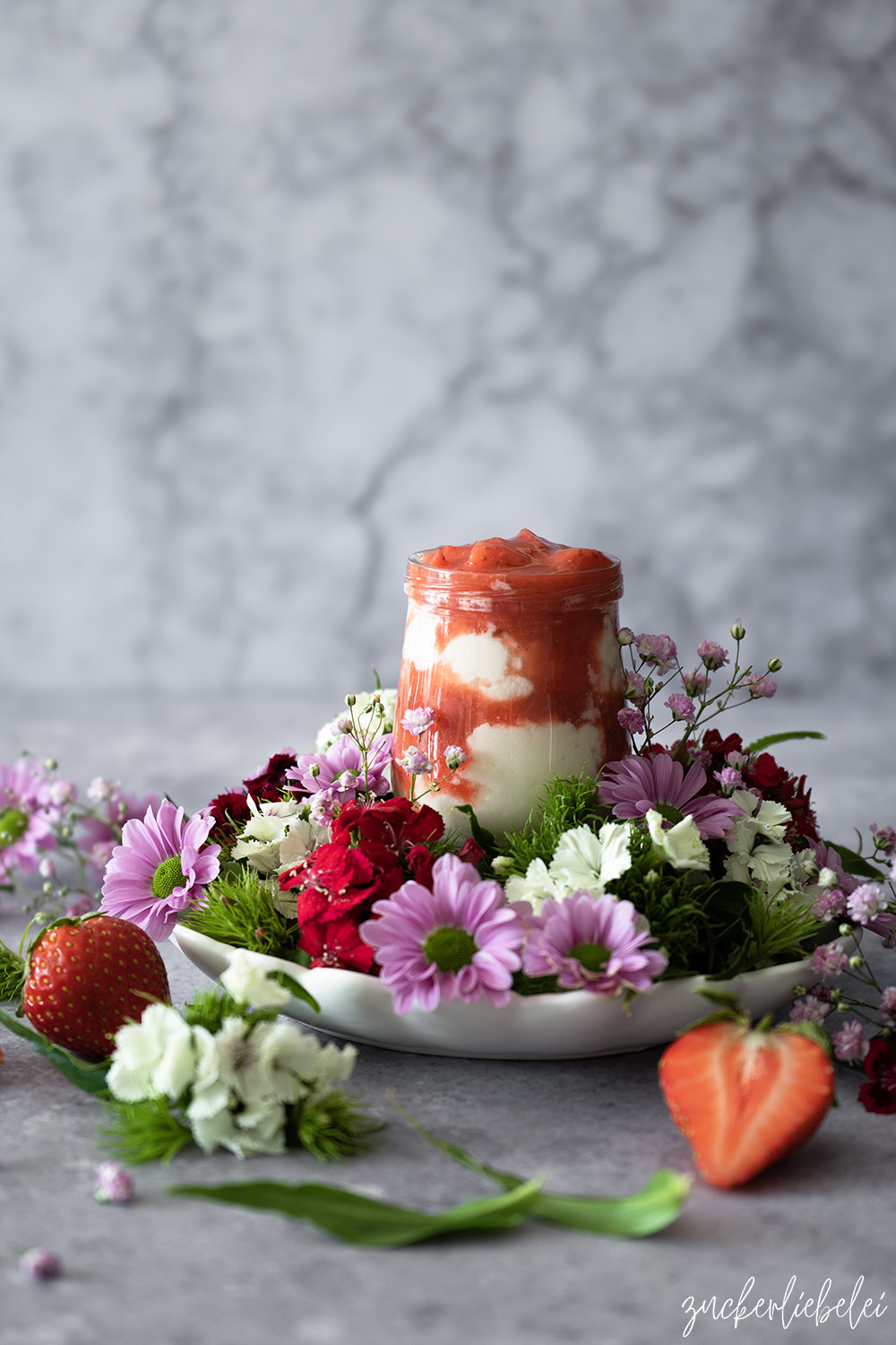 Amaretto Creme Dessert mit Erdbeeren