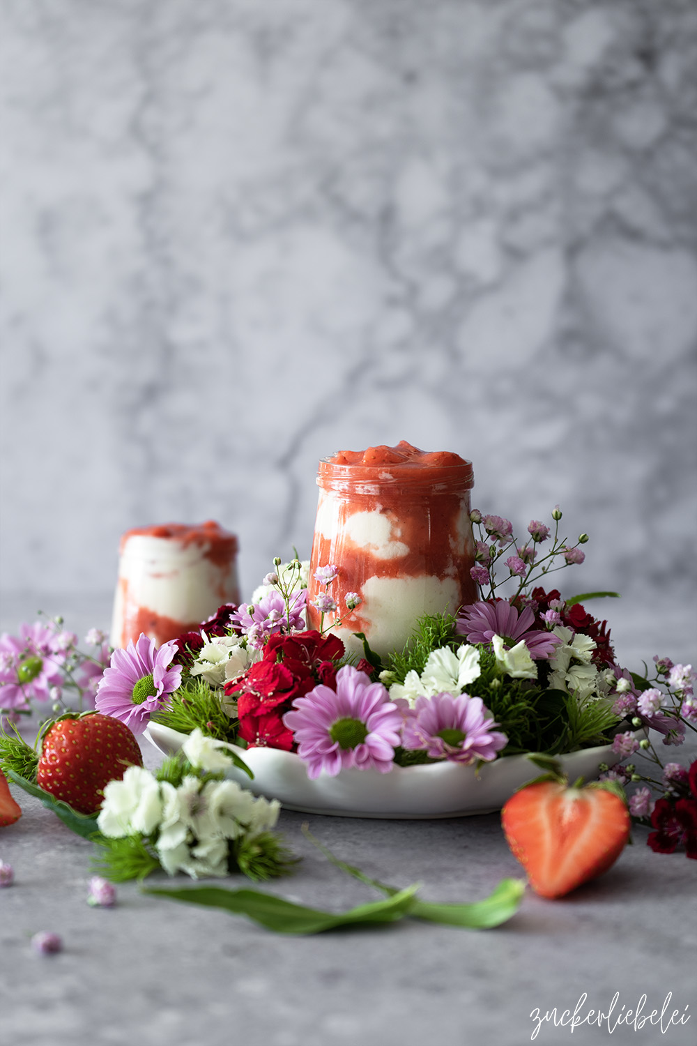 Amaretto Creme Dessert mit Erdbeeren