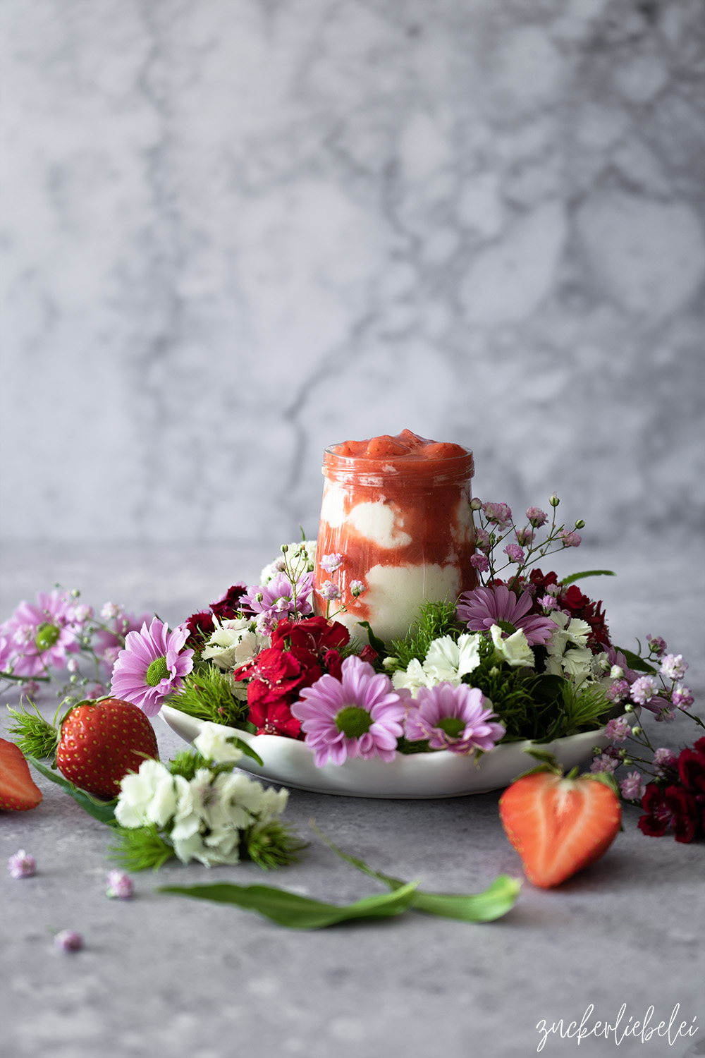 Amaretto Creme Dessert mit Erdbeeren