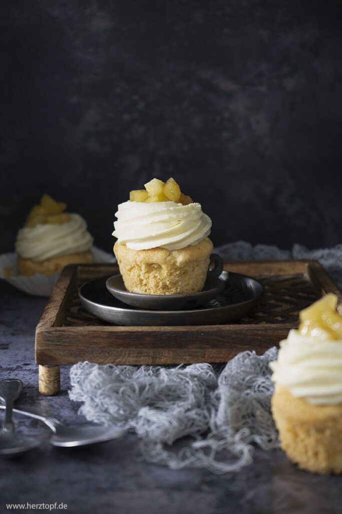 Apfel Cupcakes mit Maple Frosting und Apfel-Zimt-Kompott