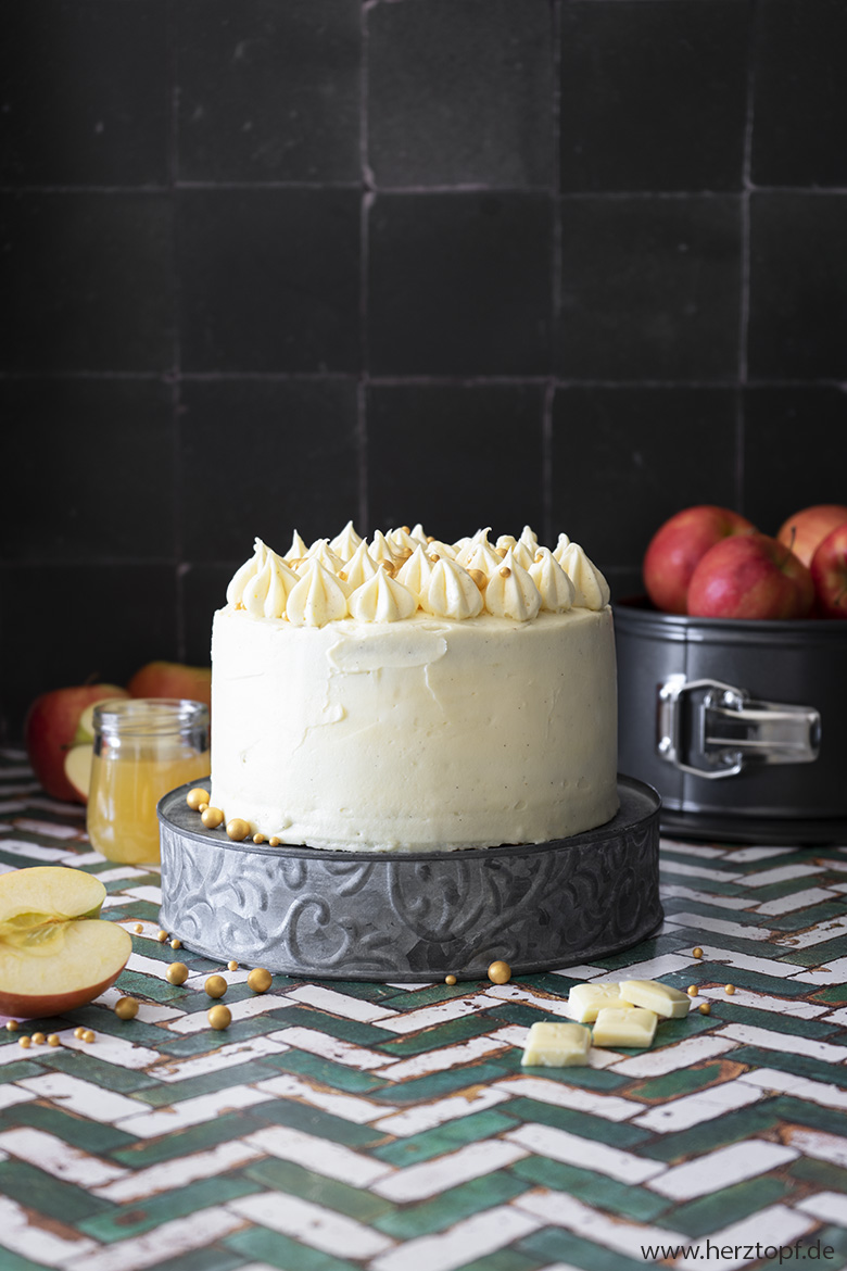 Ein klitzekleines Apfellikör Törtchen mit weißer Schokoladencreme und Apfellikör-Karamell