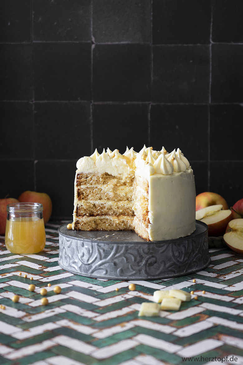 Ein klitzekleines Apfellikör Törtchen mit weißer Schokoladencreme und Apfellikör-Karamell