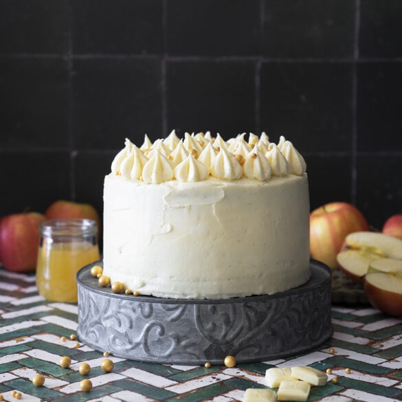 Ein klitzekleines Apfellikör Törtchen mit weißer Schokoladencreme und Apfellikör-Karamell