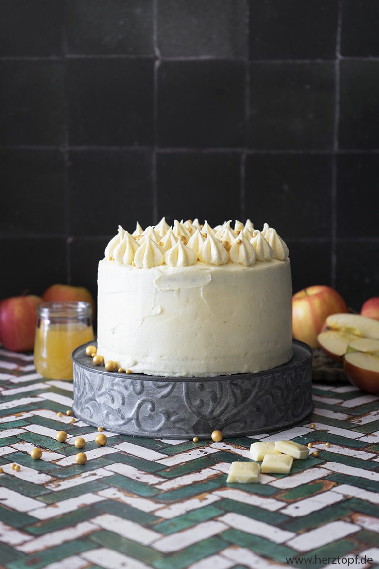 Ein klitzekleines Apfellikör Törtchen mit weißer Schokoladencreme und Apfellikör-Karamell