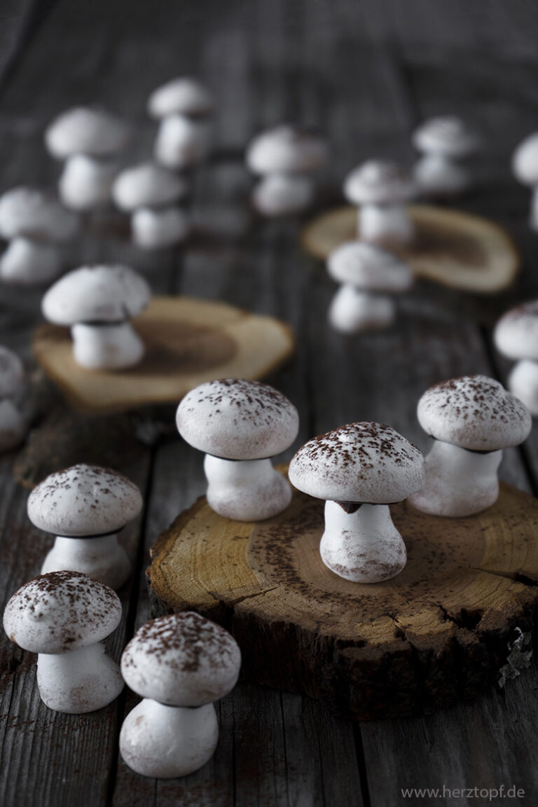 Eine kleine Horde Baiser Pilze mit Kakao - zuckerliebelei