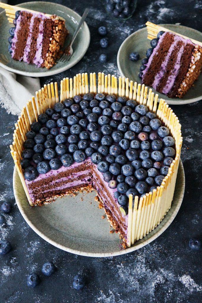 aufgeschnittene Mikado-Blaubeer Torte mit Knusperboden 