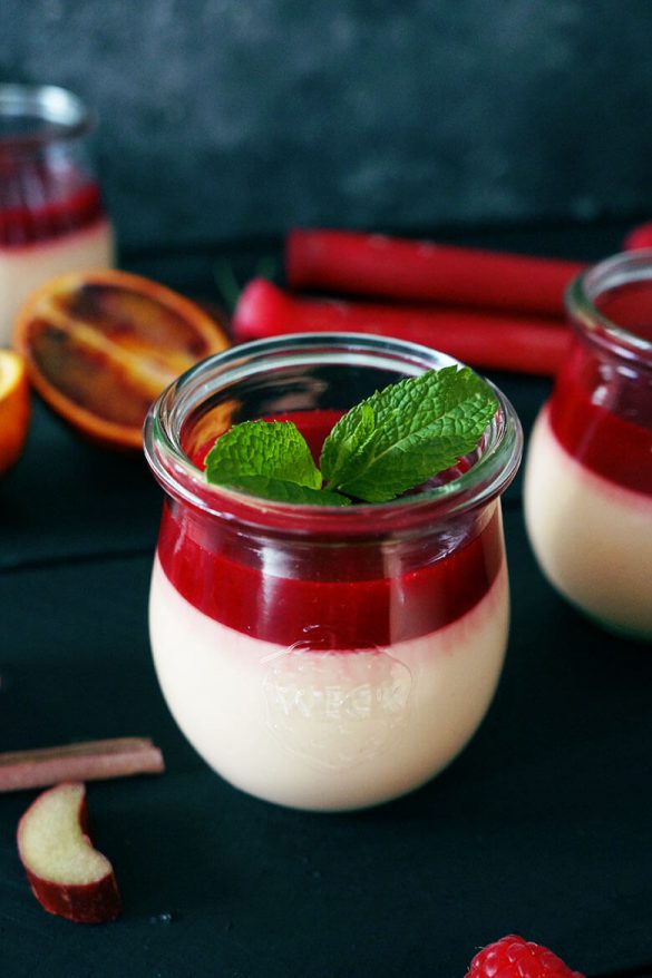 Blutorangen Panna Cotta mit Rhabarber-Himbeer Fruchtspiegel ...