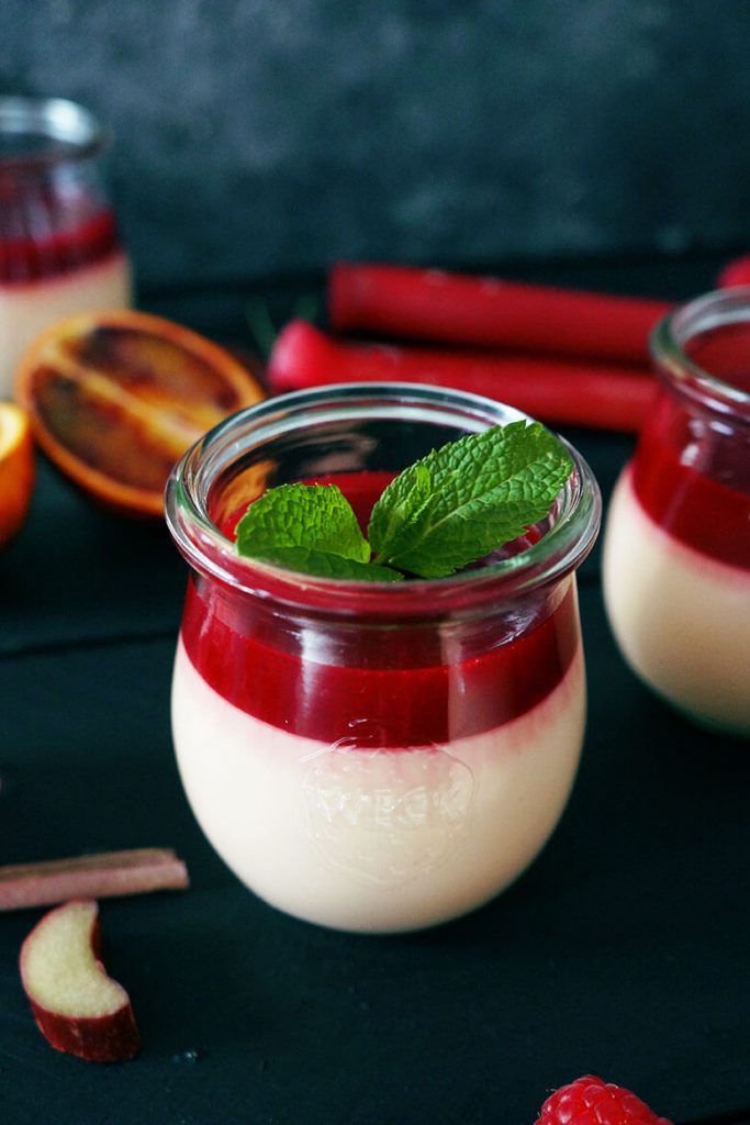 Blutorangen Panna Cotta mit Rhabarber-Himbeer Fruchtspiegel