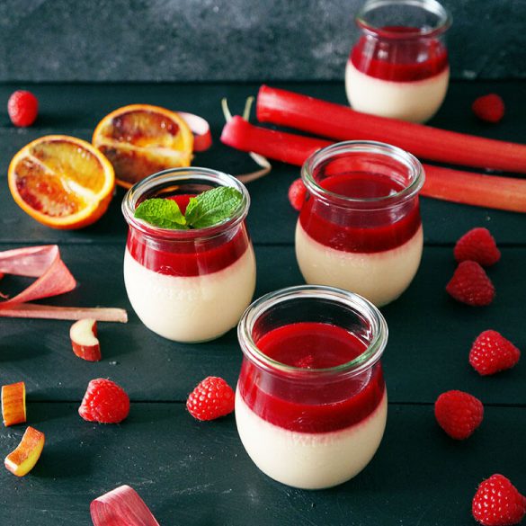 Blutorangen Panna Cotta mit Rhabarber-Himbeer Fruchtspiegel