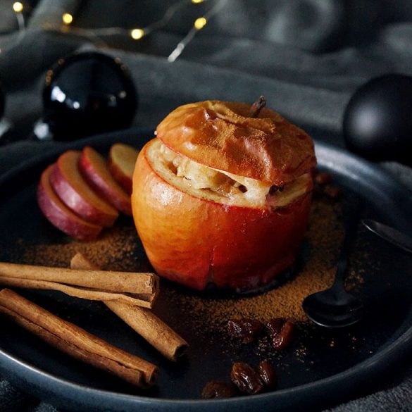 Bratapfel mit Marzipan, Mandeln und Rum-Rosinen