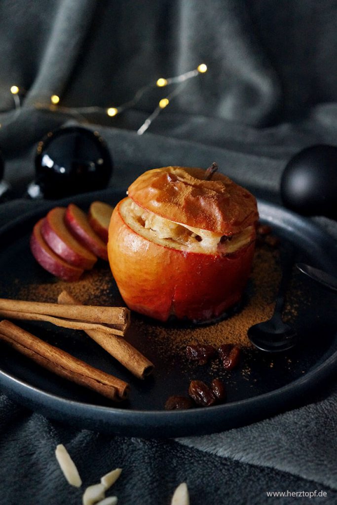 Bratapfel mit Marzipan, Mandeln und Rum-Rosinen