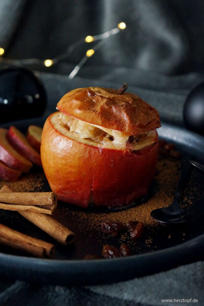 Bratapfel mit Marzipan, Mandeln und Rum-Rosinen