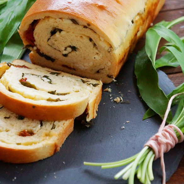 Brioche Brot mit Bärlauch, Feta und getrockneten Tomaten