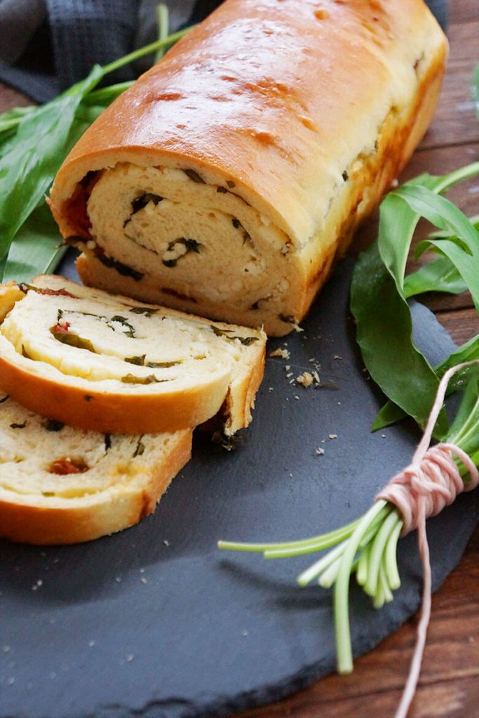 Brioche Brot mit Bärlauch, Feta und getrockneten Tomaten