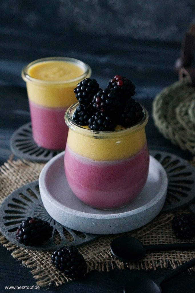 Brombeer-Pfirsich-Mousse Dessert im Glas