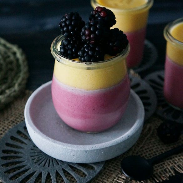 Brombeer-Pfirsich-Mousse Dessert im Glas