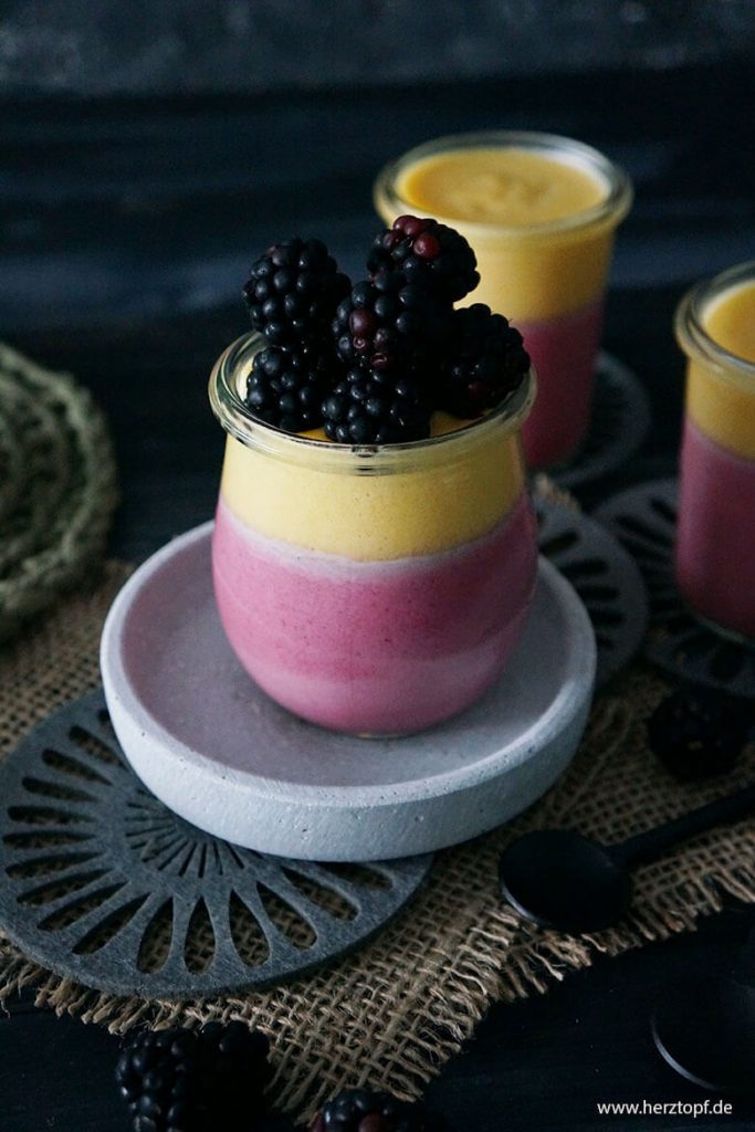 Brombeer-Pfirsich-Mousse Dessert im Glas