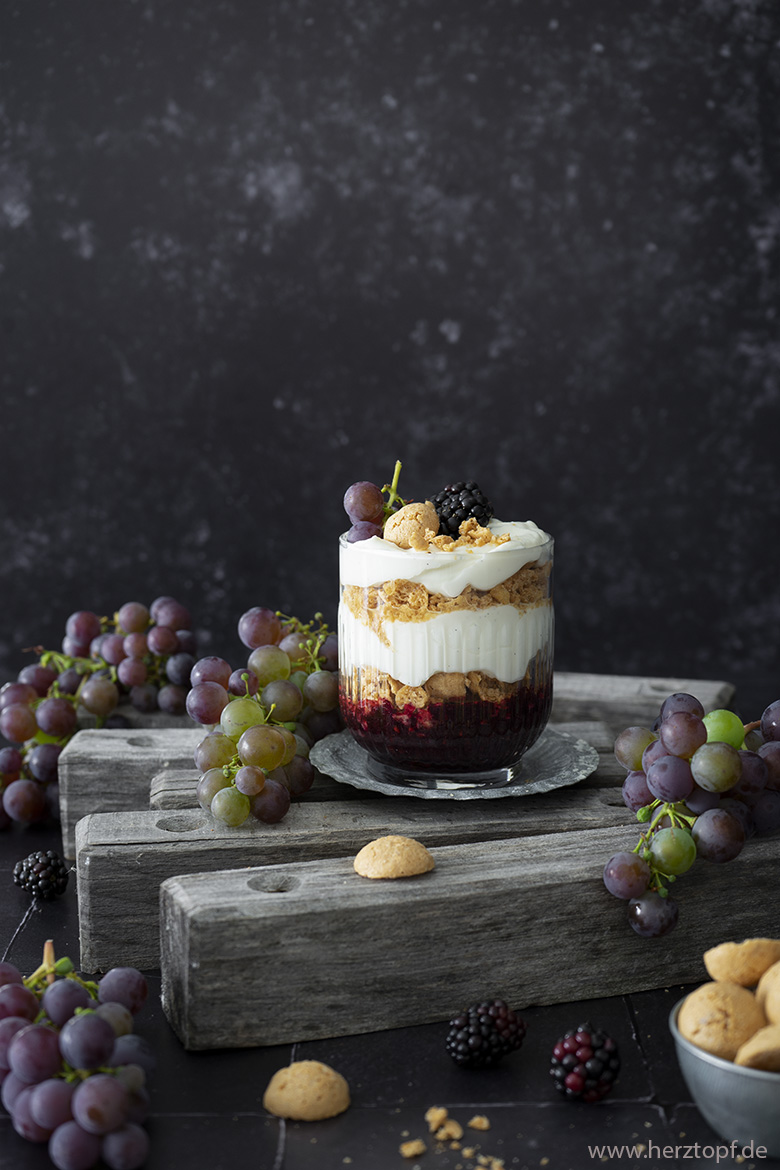 Brombeer Trauben Dessert im Glas