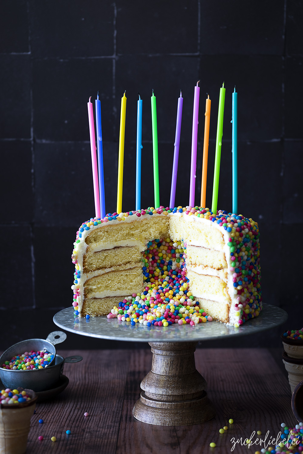 Kunterbunte Crispies Torte mit Süßigkeitenfach