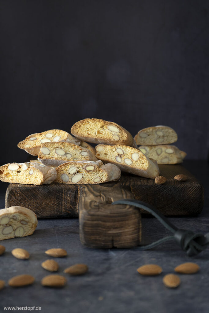 Cantuccini mit getrockneten Aprikosen und Mandeln