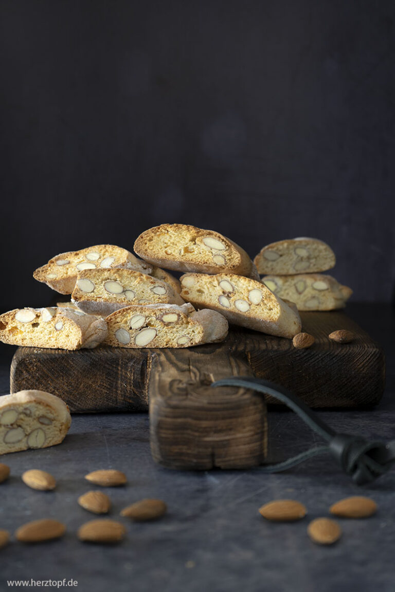 Cantuccini mit getrockneten Aprikosen und Mandeln | zuckerliebelei
