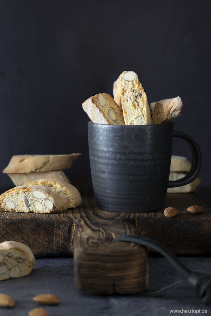 Cantuccini mit getrockneten Aprikosen und Mandeln