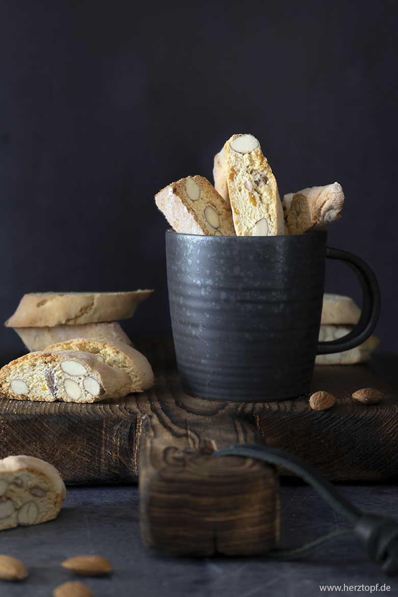 Cantuccini mit getrockneten Aprikosen und Mandeln | zuckerliebelei