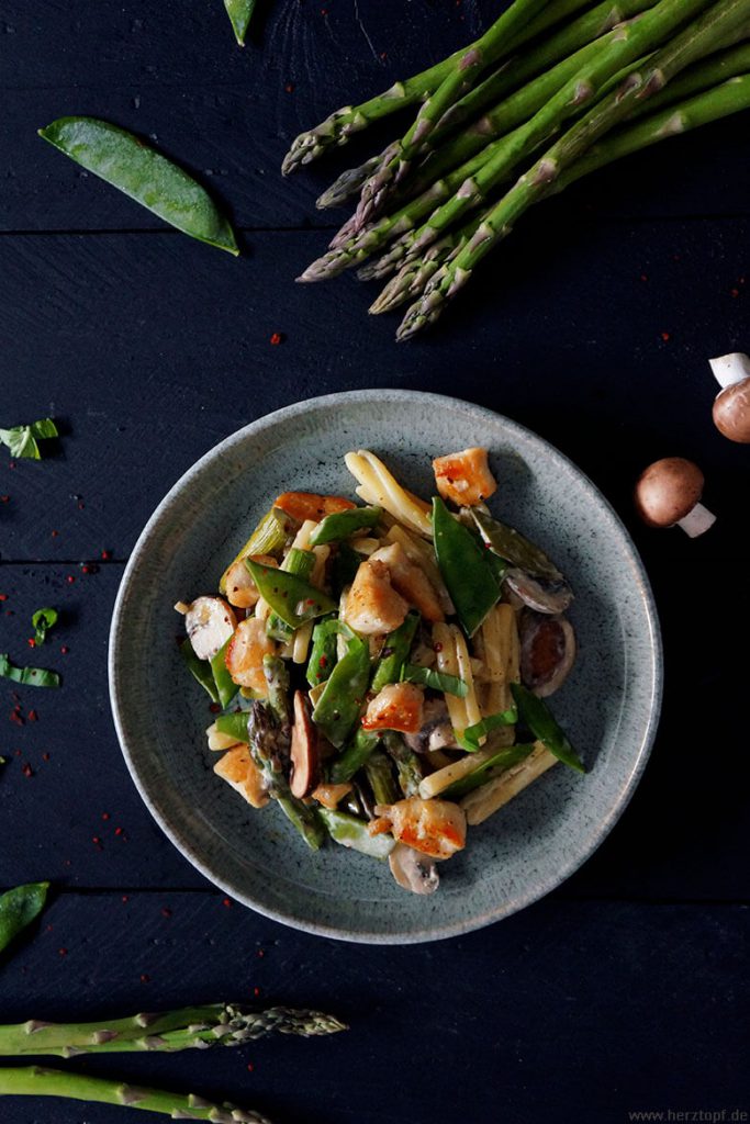 Casarecce mit Hähnchen, grünem Spargel und Zuckerschoten in cremiger ...
