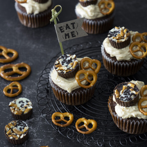 Chocolate Cupcakes mit Peanutbutter-Pretzel Frosting