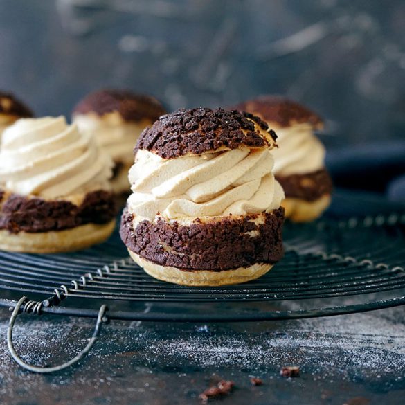 Choux au Craquelin | Windbeutel mit Espresso-Sahne und einer Keks-Schicht