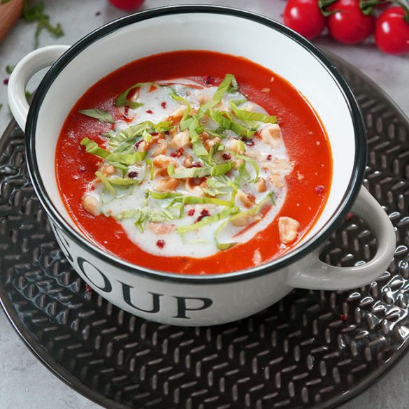 Cremige Tomatensuppe mit Kokosmilch und Reis