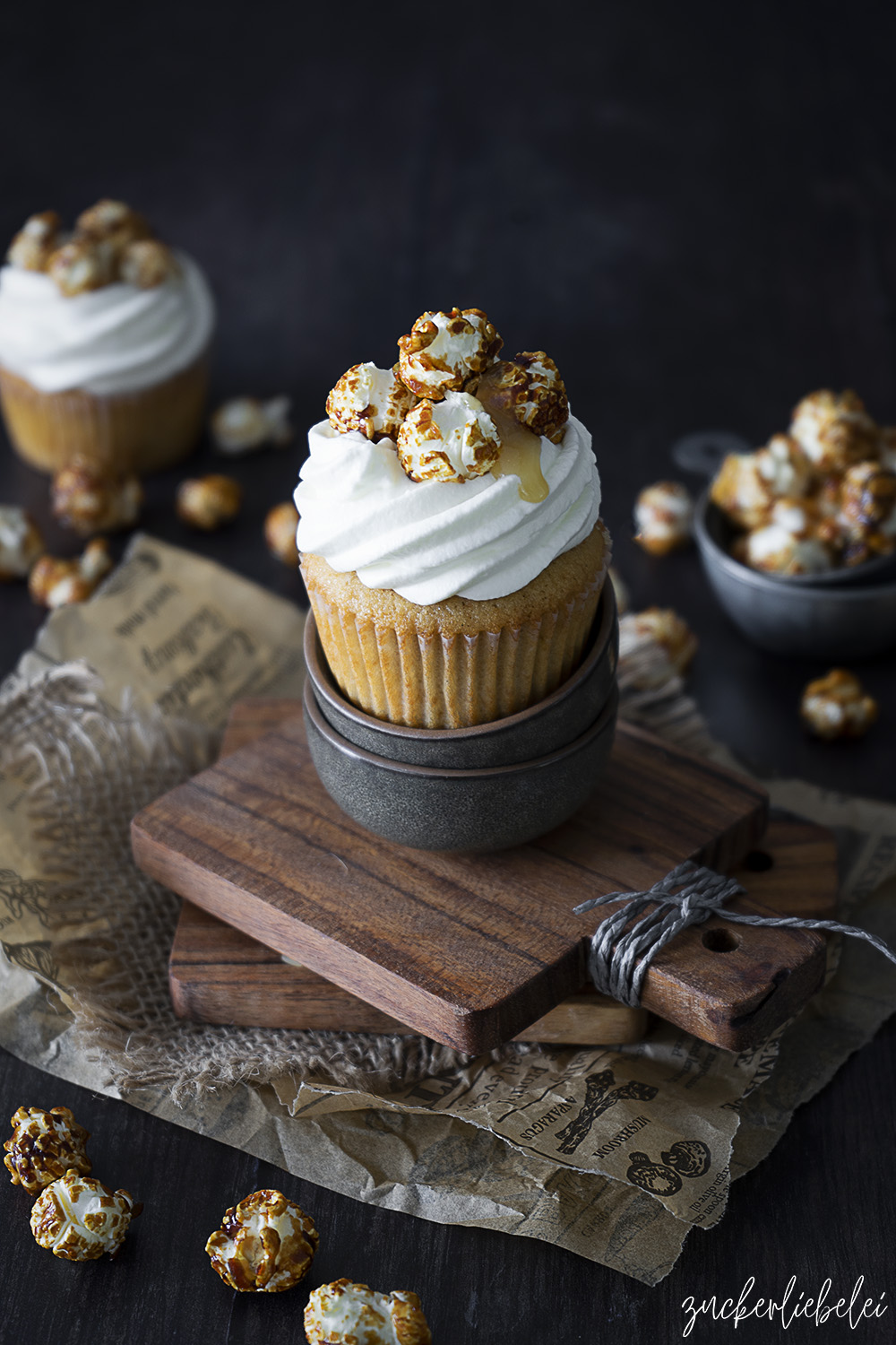 Vanille Cupcakes mit Karamellkern und Popcorn