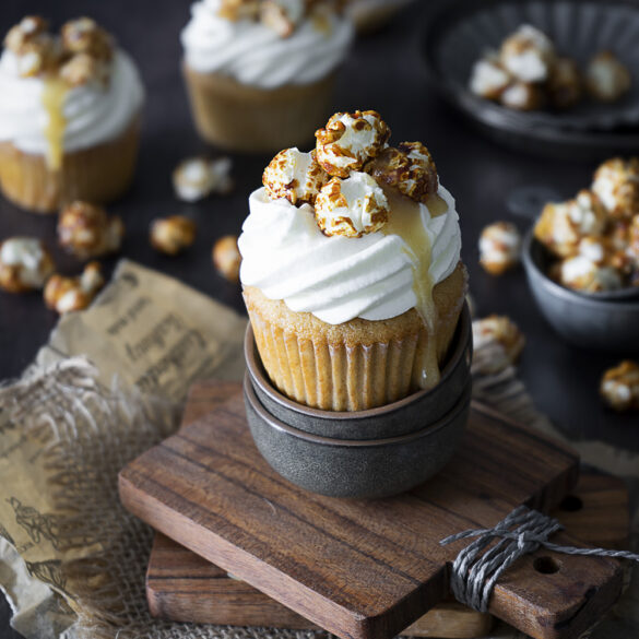 Vanille Cupcakes mit Karamellkern und Popcorn