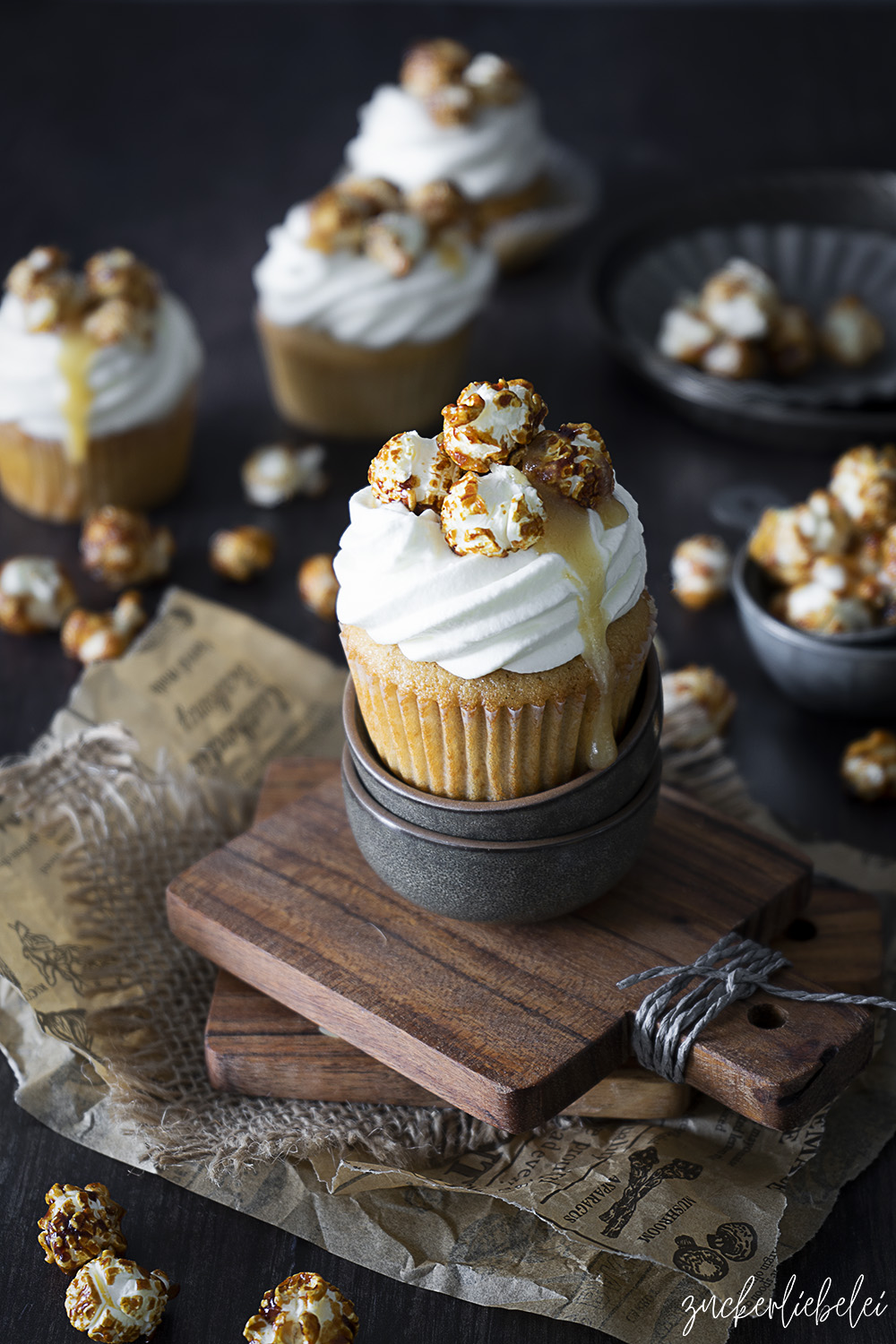 Vanille Cupcakes mit Karamellkern und Popcorn