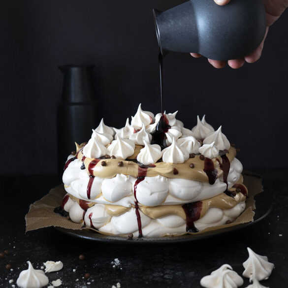 Dalgona-Coffee-Pavlova mit Holunderbeeren-Vanille-Gelee