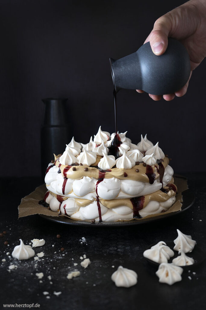 Dalgona-Coffee-Pavlova mit Holunderbeeren-Vanille-Gelee