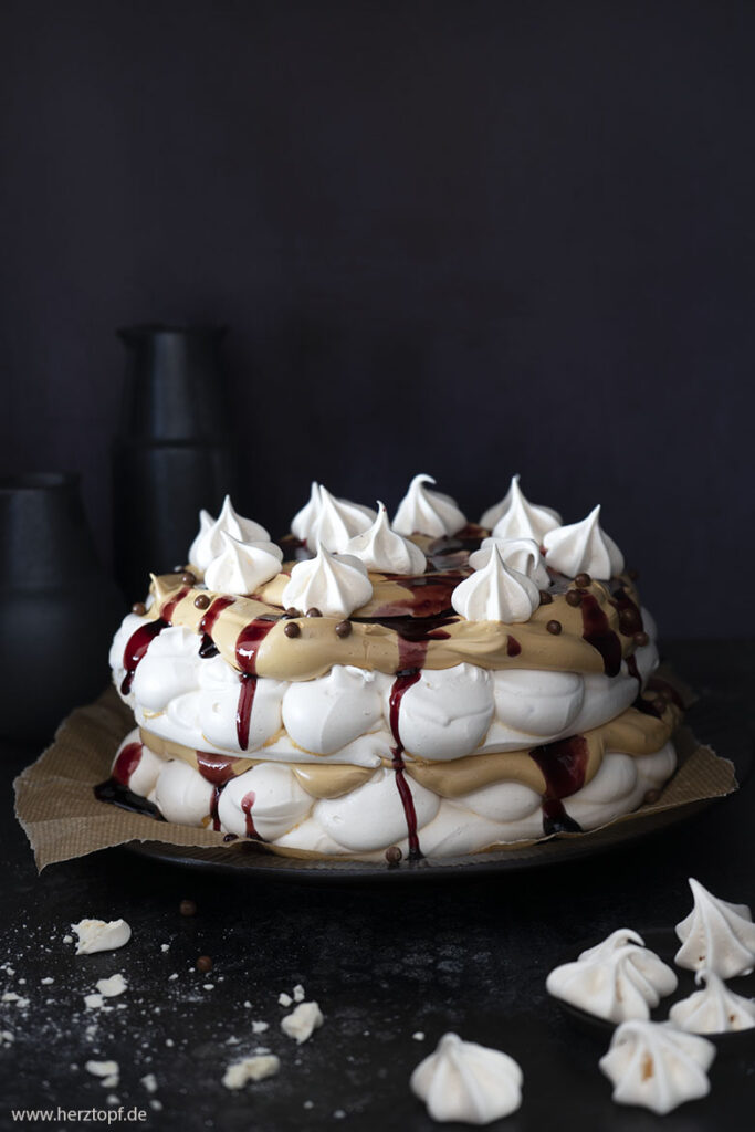 Dalgona-Coffee-Pavlova mit Holunderbeeren-Vanille-Gelee