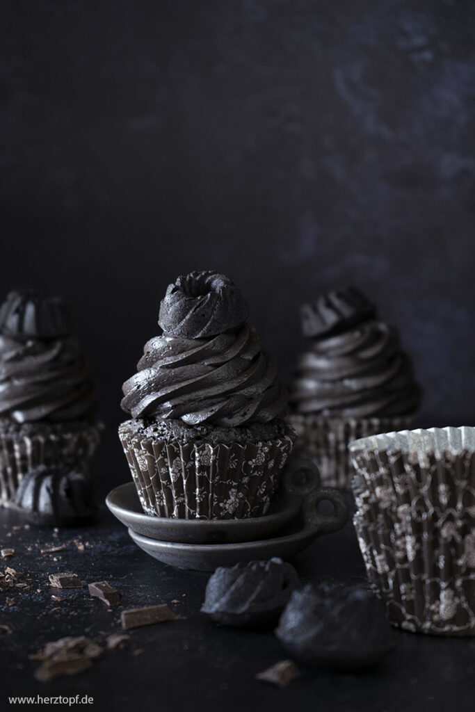 Dark Chocolate Cupcakes mit Schokoladencreme und Mini-Gugel