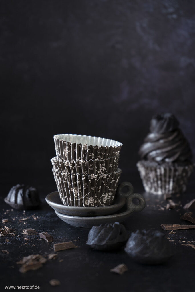 Dark Chocolate Cupcakes mit Schokoladencreme und Mini-Gugel