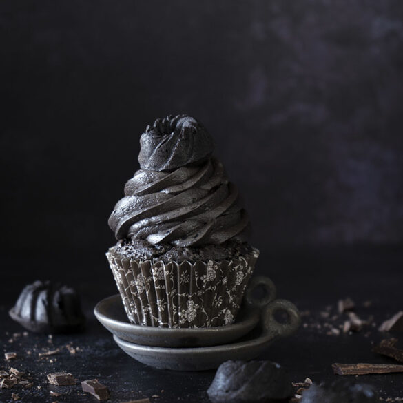 Dark Chocolate Cupcakes mit Schokoladencreme und Mini-Gugel