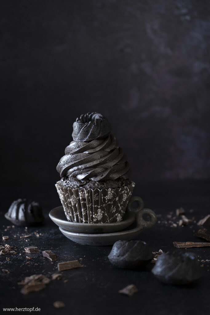 Dark Chocolate Cupcakes mit Schokoladencreme und Mini-Gugel