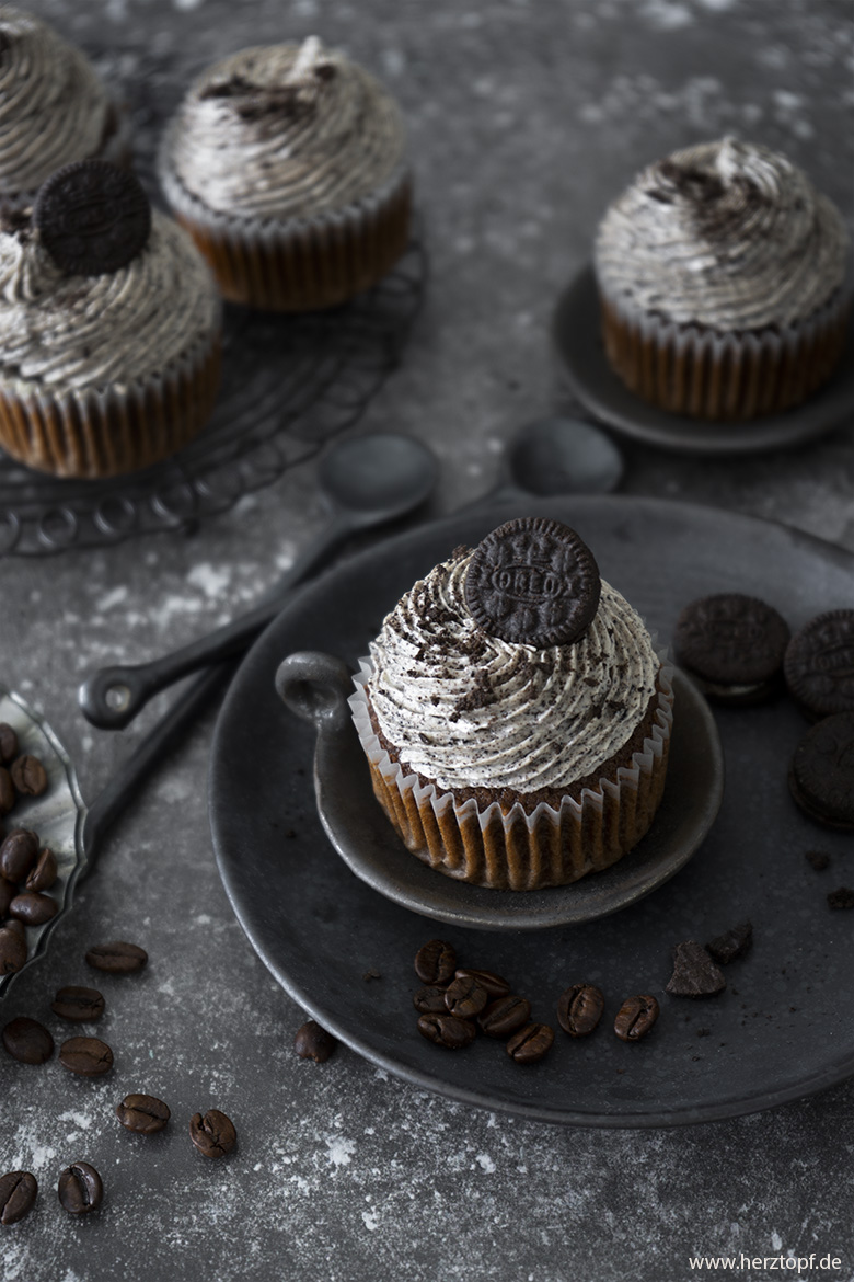 Dark Chocolate Espresso Cupcakes mit Oreo Frosting