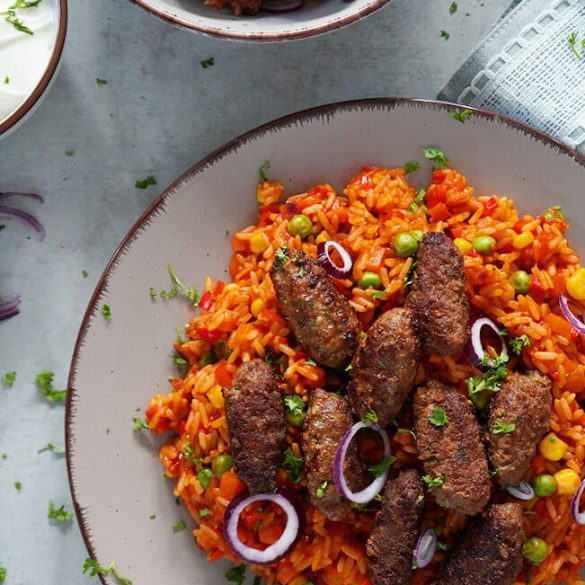 Djuvec Reis mit Cevapcici und Joghurtsoße | herztopf