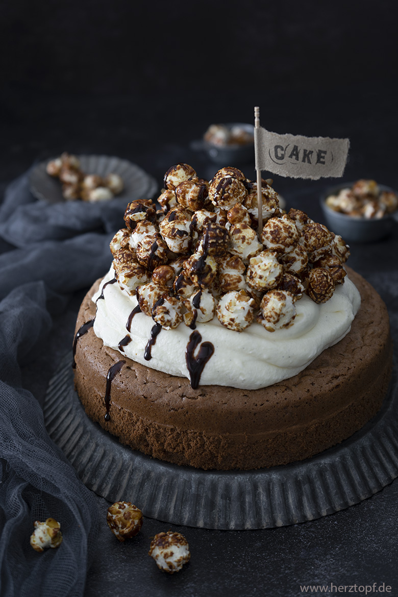 Einfacher Schokoladenkuchen mit Vanillesahne und Popcorn